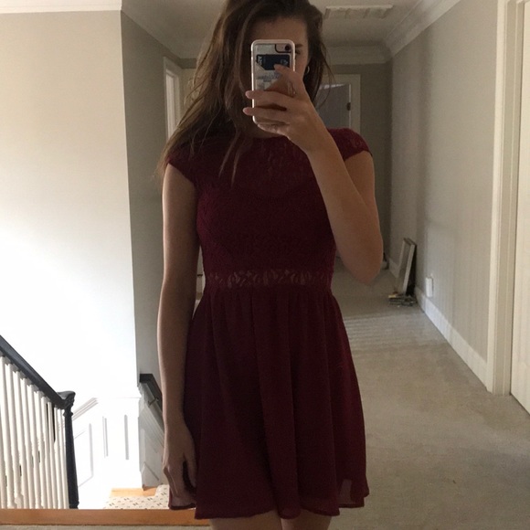 Maroon Lace Socialite Dress - Picture 4 of 4